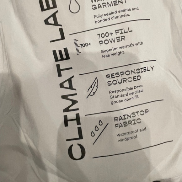 Aritzia waterproof Superpuff - Picture 8 of 9